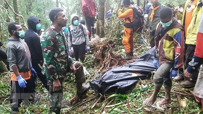 Tìm thấy xác máy bay rơi ở Indonesia, duy nhất cậu bé 12 tuổi sống sót