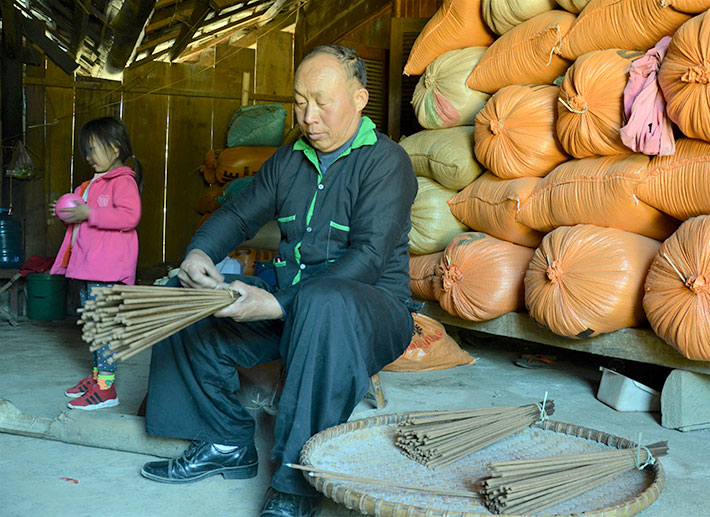 Nghề làm hương truyền thống của dân tộc Mông