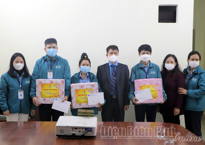 LĐLĐ tỉnh trao quà tết cho người lao động khó khăn tại TP. Điện Biên Phủ