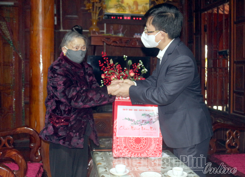 Đồng chí Phạm Đức Toàn chúc tết các đơn vị, gia đình chính sách huyện Điện Biên