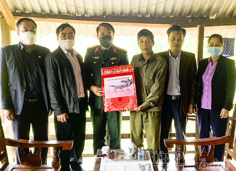 Chỉ huy trưởng Bộ Chỉ huy Quân sự tỉnh Ngô Quang Tuấn thăm, chúc tết tại huyện Mường Nhé