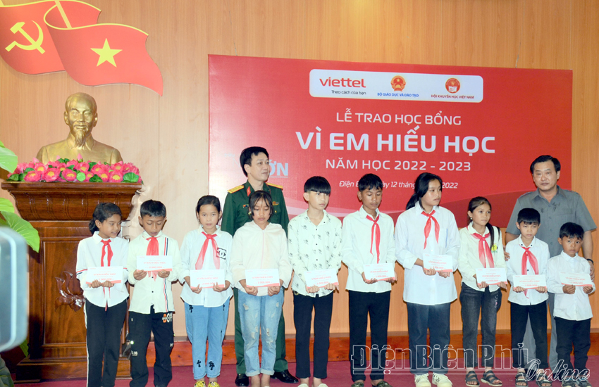 990 học sinh Điện Biên nhận học bổng “Vì em hiếu học”