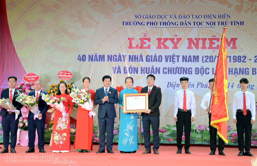 Trường Phổ thông DTNT tỉnh đón nhận Huân chương Độc lập hạng Ba
