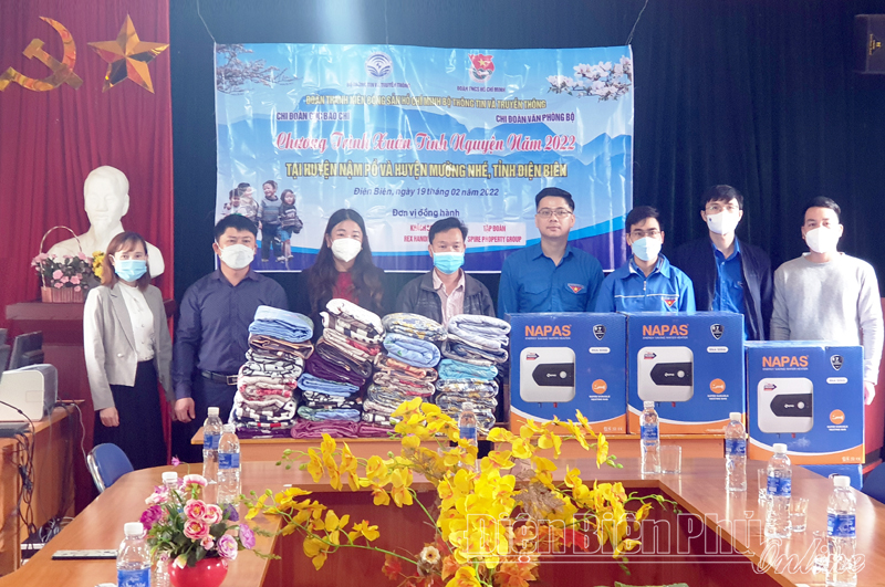 Đoàn thanh niên Bộ Thông tin và Truyền thông trao quà tặng học sinh Điện Biên