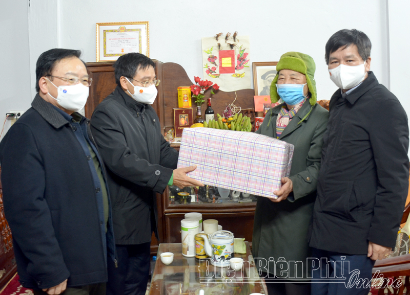 Thường trực Tỉnh ủy thăm, tặng quà nguyên lãnh đạo tỉnh tại huyện Tủa Chùa