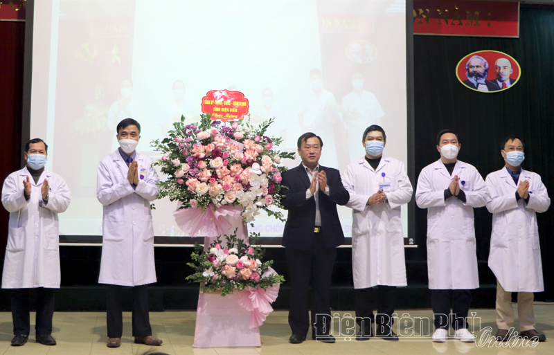 Lãnh đạo tỉnh chúc mừng cán bộ ngành y tế nhân ngày Thầy thuốc Việt Nam