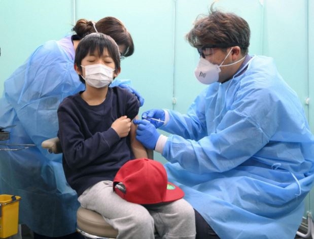 Nhật Bản triển khai tiêm vắc xin phòng Covid-19 cho trẻ em 5-11 tuổi
