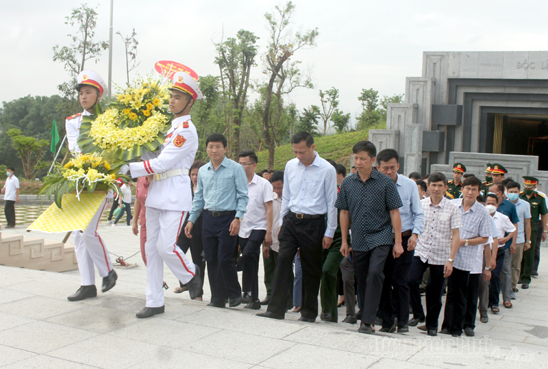 Điện Biên Đông dâng hương Đền thờ liệt sĩ tại chiến trường Điện Biên Phủ