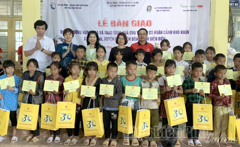 Bàn giao điểm trường Háng Sua và tặng quà trẻ em xã Tìa Dình