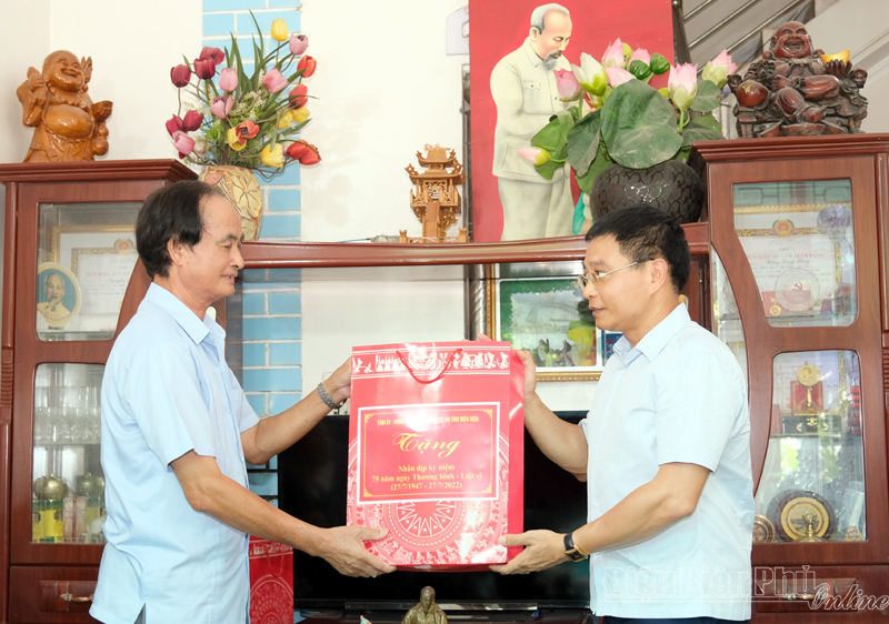 Bí thư Tỉnh ủy Nguyễn Văn Thắng thăm, tặng quà gia đình chính sách