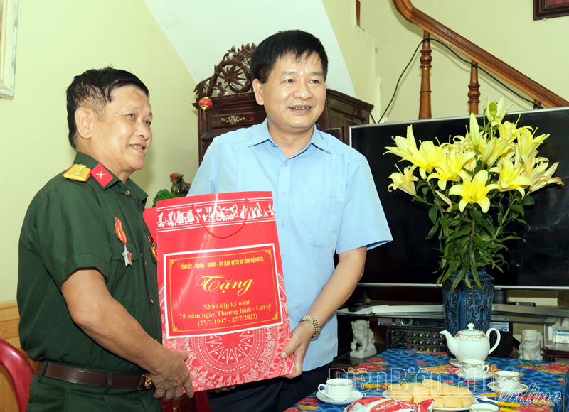 Chủ tịch UBND tỉnh Lê Thành Đô thăm các gia đình chính sách