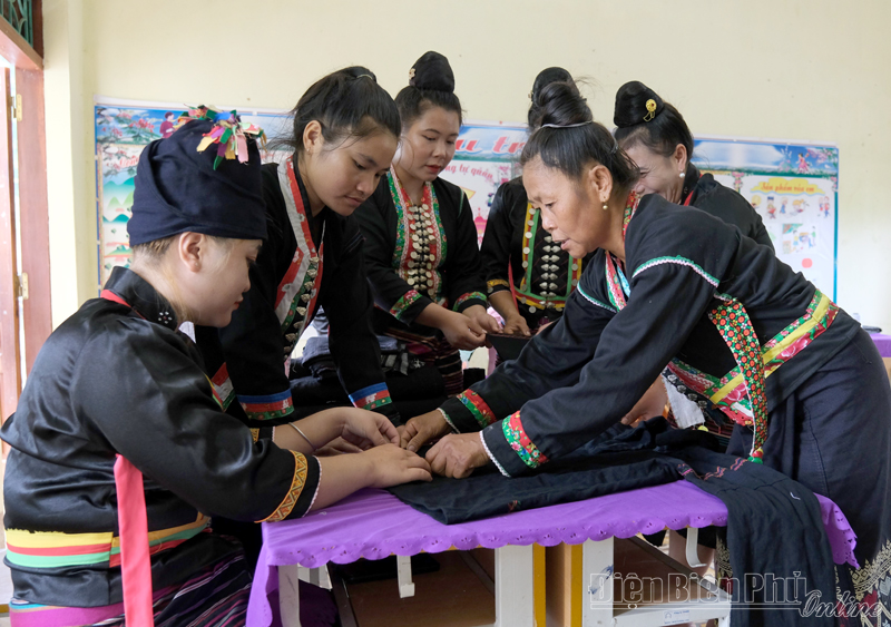 Truyền nghề làm trang phục truyền thống cho 20 phụ nữ dân tộc Cống