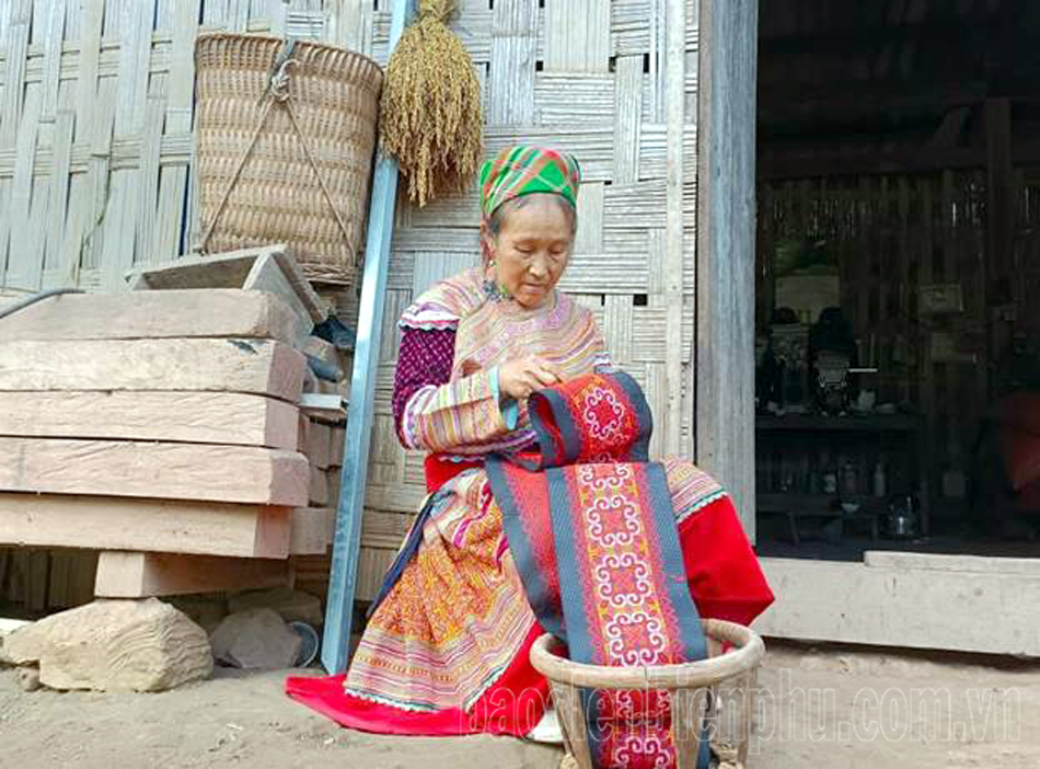 Độc đáo trang phục phụ nữ Mông Hoa