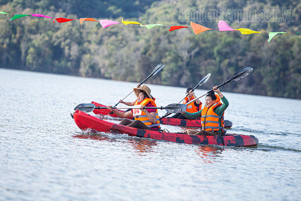 Hấp dẫn đua thuyền kayak trên lòng hồ Pá Khoang
