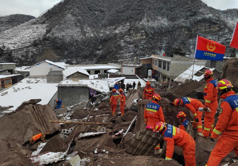 Trung Quốc dồn lực tìm kiếm hàng chục người bị vùi lấp do lở đất