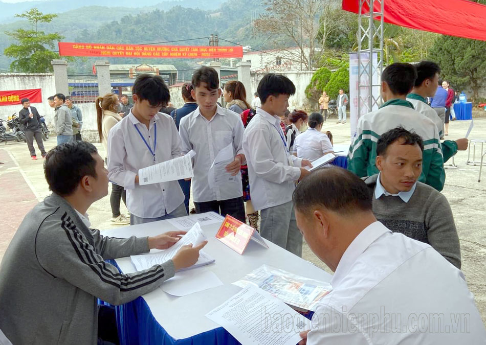 Hơn 500 người tham gia Hội chợ việc làm huyện Mường Chà