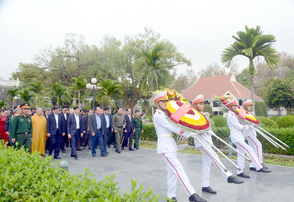 Nguyên Phó Thủ tướng Trương Hòa Bình cùng đoàn cựu TNXP tưởng niệm anh hùng liệt sĩ tại Điện Biên