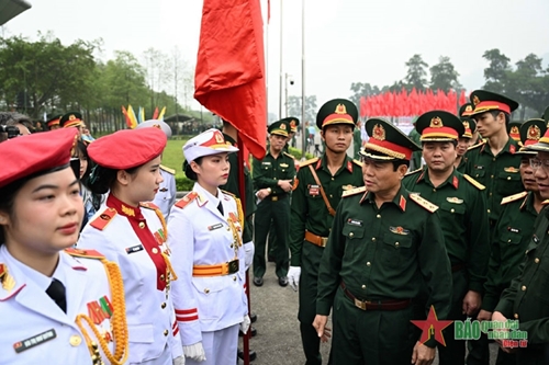 Thượng tướng Nguyễn Tân Cương kiểm tra huấn luyện diễu binh, diễu hành trong Lễ kỷ niệm 70 năm Chiến thắng Điện Biên Phủ
