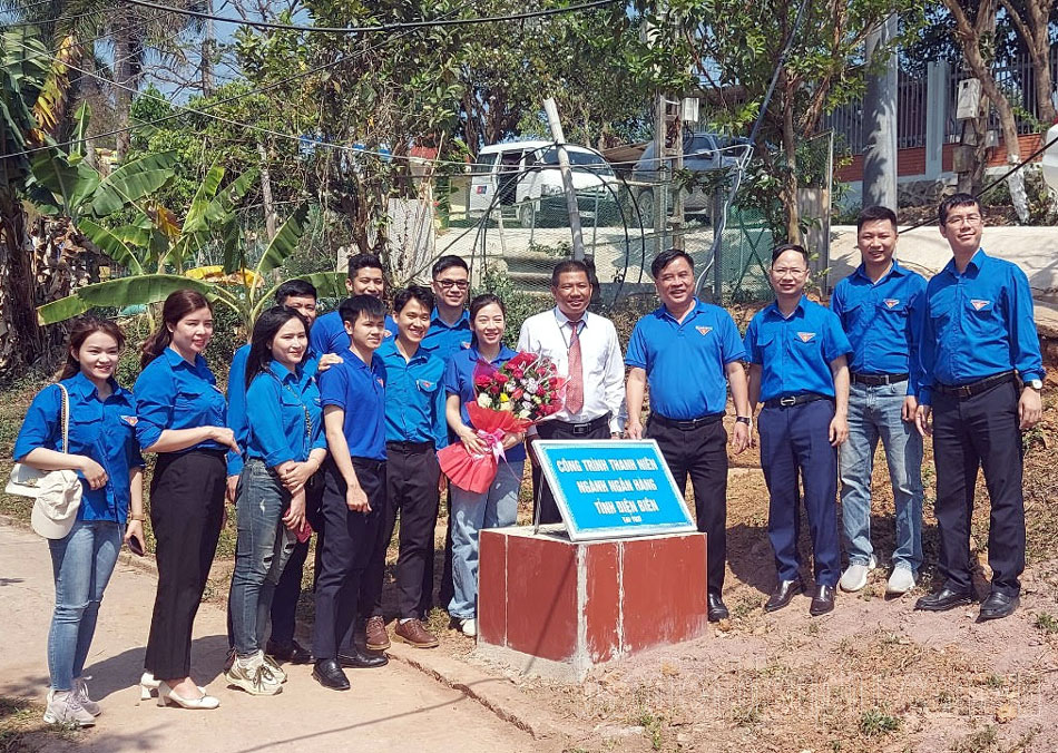 Trao tặng  2 giếng khoan cho Trường phổ thông DTNT THPT huyện Điện Biên Đông