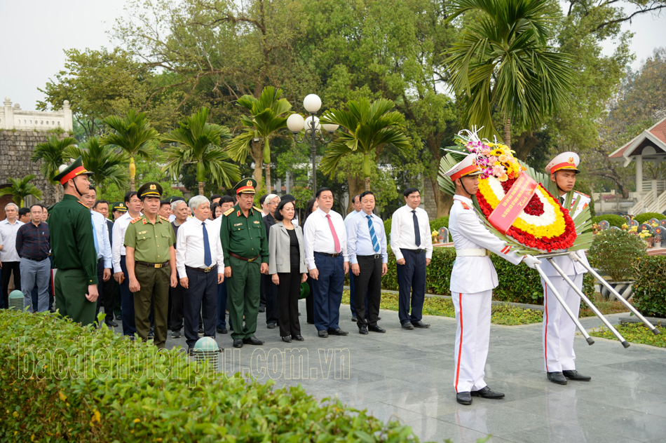Đồng chí Trương Thị Mai và đoàn công tác tri ân các anh hùng liệt sĩ tại Điện Biên