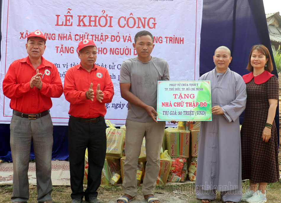Hỗ trợ xây dựng nhà chữ thập đỏ và tặng quà hộ nghèo