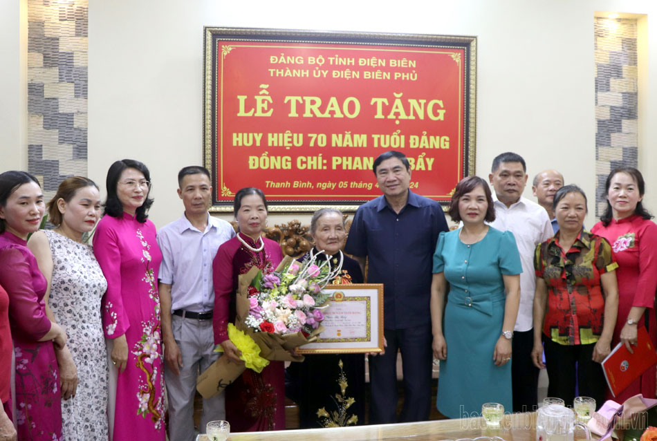 Trao Huy hiệu 70 năm tuổi Đảng cho đảng viên Phan Thị Bẩy