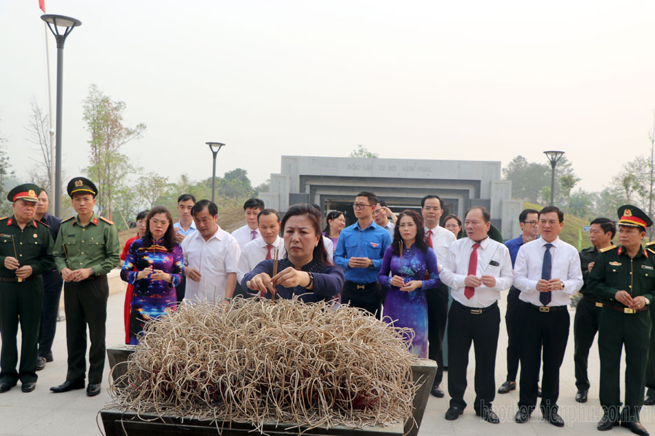 Đoàn công tác tỉnh Bắc Giang tri ân các Anh hùng liệt sĩ tại Điện Biên