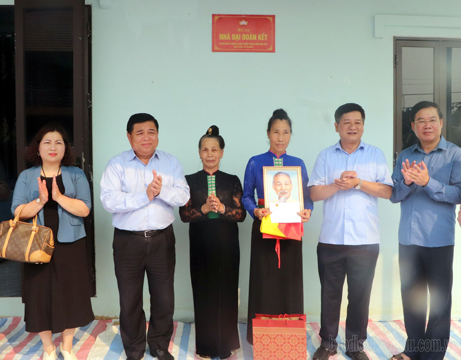 Bộ trưởng Bộ Kế hoạch và Đầu tư Nguyễn Chí Dũng tặng nhà đại đoàn kết, tri ân chiến sĩ Điện Biên 