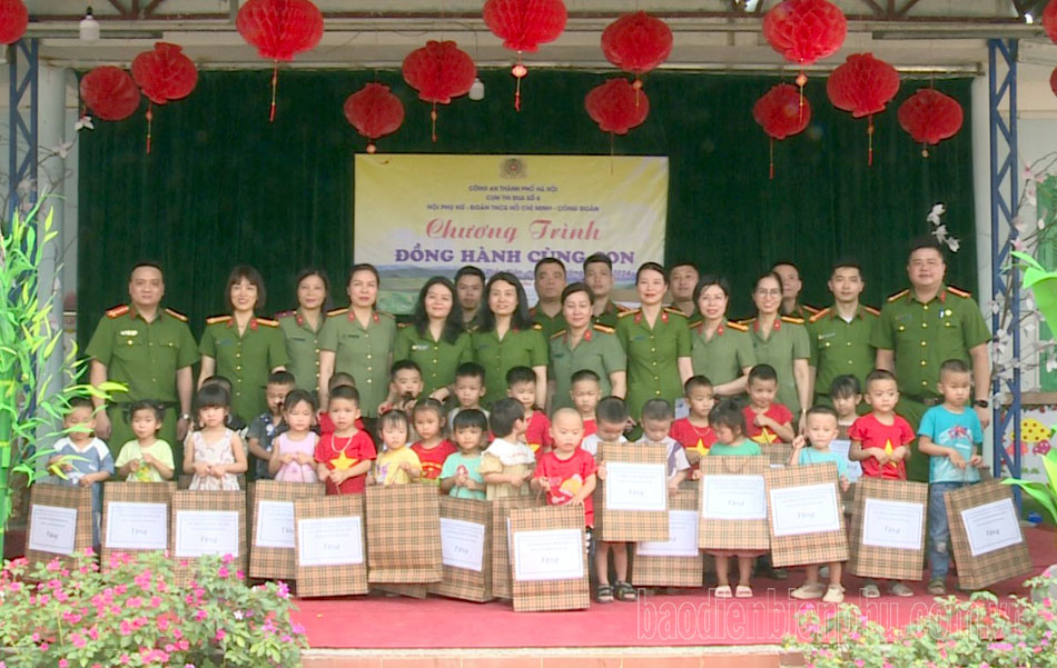 Trao nhà tình nghĩa và quà cho học sinh, chiến sĩ có hoàn cảnh khó khăn huyện Điện Biên