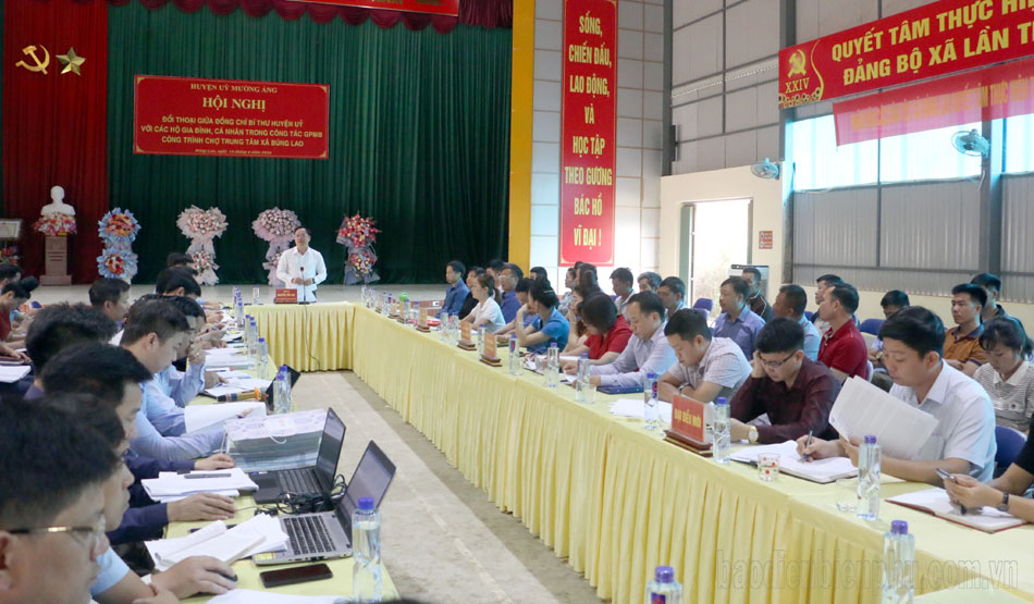 Thường trực Huyện ủy Mường Ảng đối thoại với các hộ dân về giải phóng mặt bằng Chợ Búng Lao