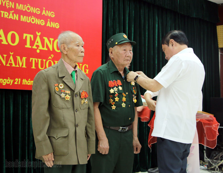 Trao Huy hiệu 70 năm tuổi Đảng cho hai đảng viên là Chiến sĩ Điện Biên