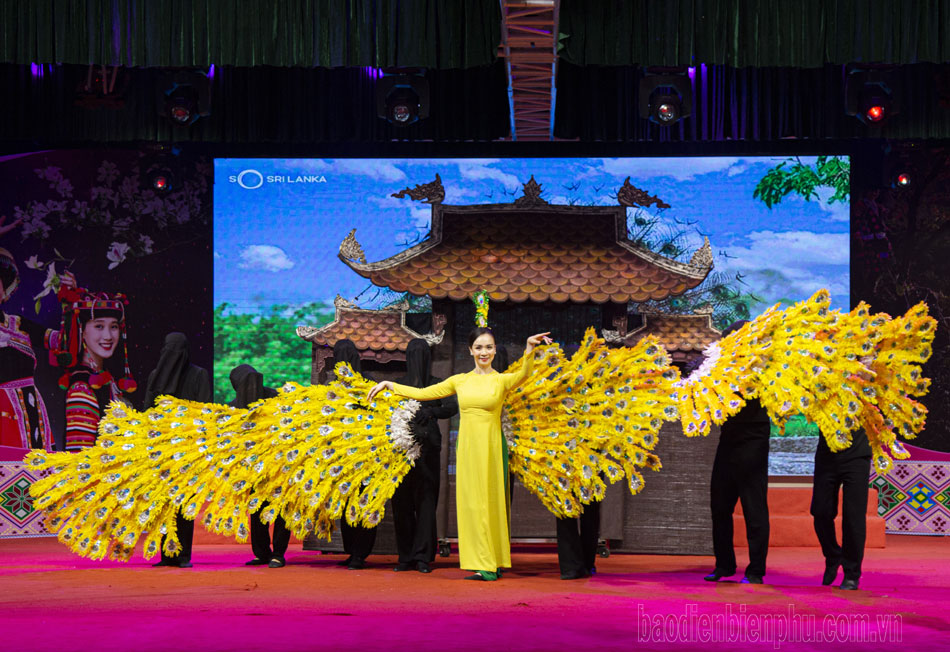 Giao lưu giữa học sinh và nghệ sĩ thuộc Nhà hát múa rối Việt Nam