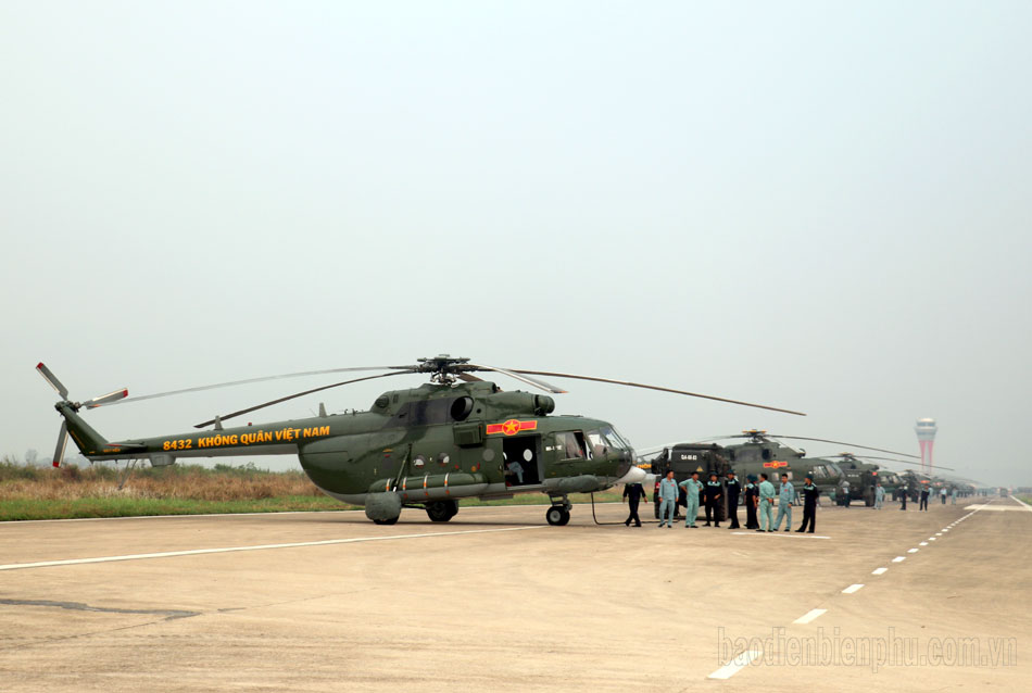 Máy bay trực thăng hợp luyện đội hình