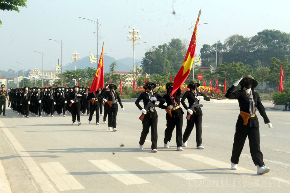 Những “cô Ba dũng sĩ” diễu binh, diễu hành ở Điện Biên Phủ