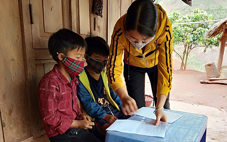 Cô giáo Phạm Thị Hiền vượt khó vì học sinh