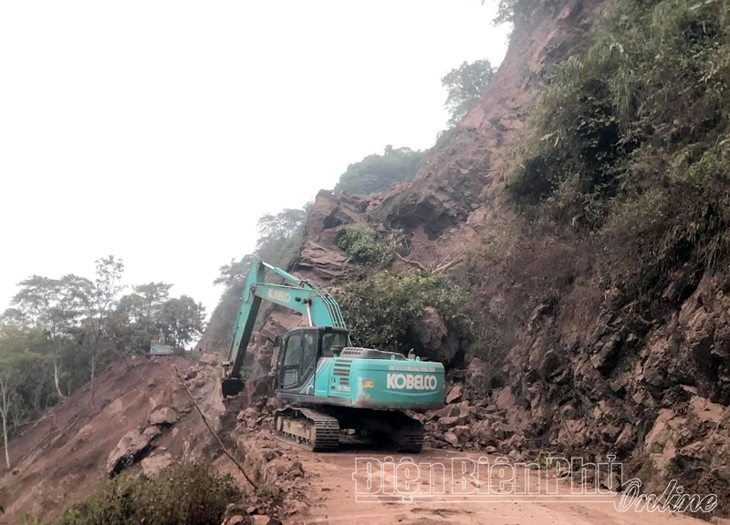 Sạt lở trên quốc lộ 4H khiến giao thông tê liệt tạm thời