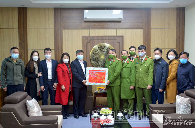 Chủ tịch HĐND tỉnh Lò Văn Phương thăm, chúc tết các đơn vị, gia đình chính sách huyện Tủa Chùa