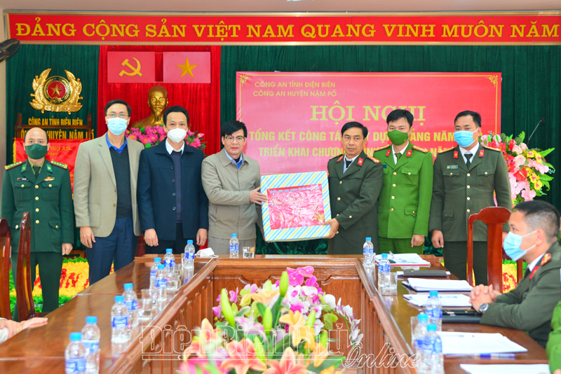 Đồng chí Chu Xuân Trường thăm, chúc tết tại huyện Nậm Pồ