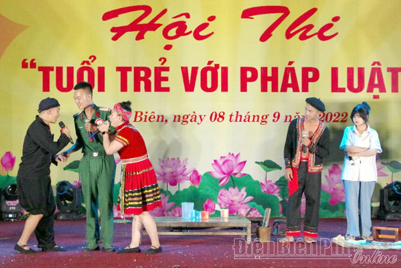 Giúp cán bộ, chiến sĩ và nhân dân chấp hành nghiêm pháp luật, kỷ luật