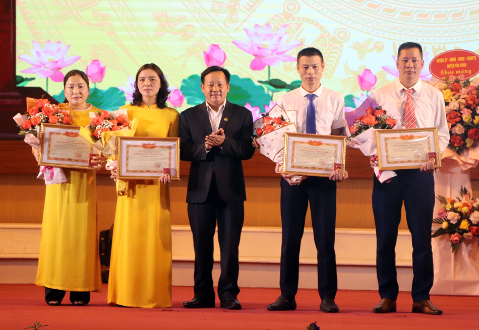 Nhiều tập thể, cá nhân huyện Tủa Chùa được khen thưởng nhân kỷ niệm 40 năm ngày Nhà giáo Việt Nam