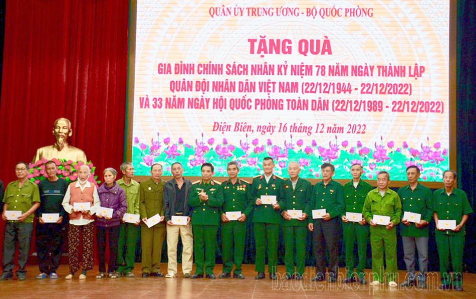 Quân ủy Trung ương, Bộ Quốc phòng thăm, tặng quà gia đình chính sách tại Điện Biên