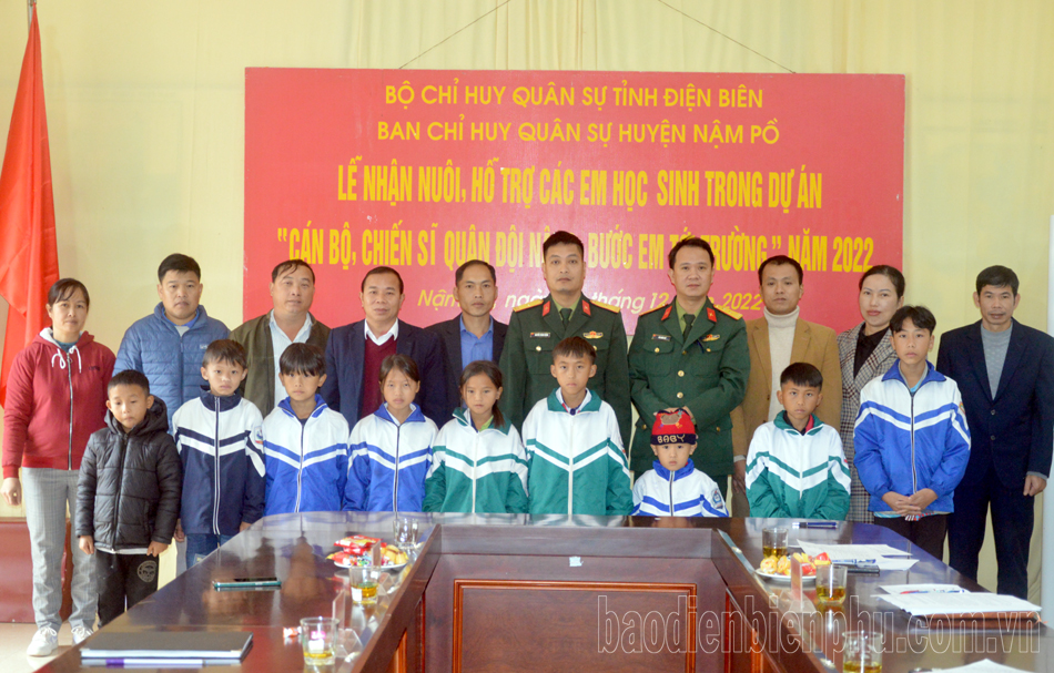 Ban CHQS huyện Nậm Pồ nhận nuôi dưỡng, hỗ trợ 9 học sinh hoàn cảnh khó khăn 