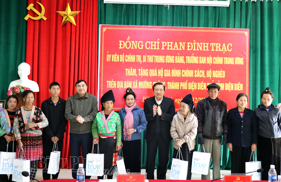 Đồng chí Phan Đình Trạc tặng quà gia đình chính sách, hộ nghèo xã Mường Phăng