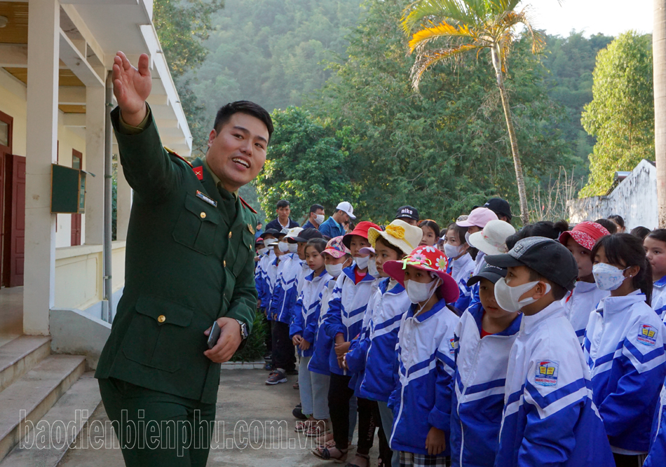 Giáo dục truyền thống quân đội cho học sinh tiểu học