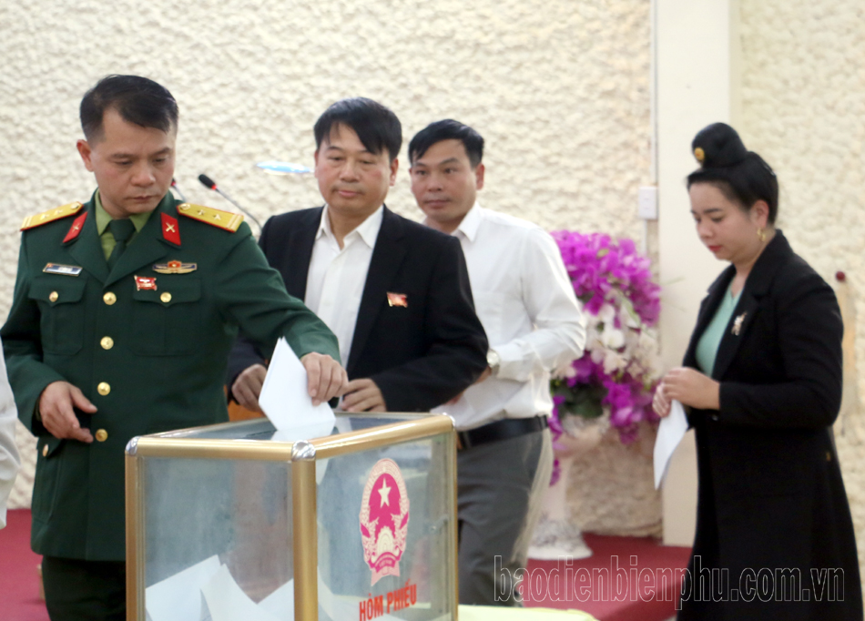 Kỳ họp thứ 7, HĐND huyện Mường Ảng thông qua 17 nghị quyết 