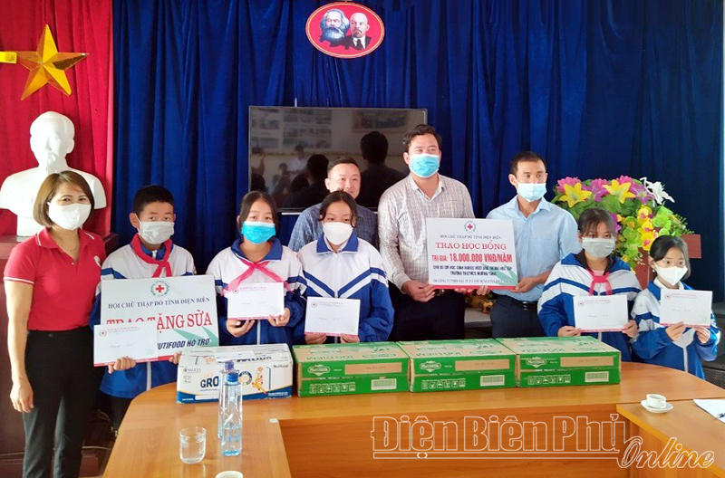 Hội Chữ thập đỏ tỉnh trợ giúp xã khó khăn tại huyện Mường Chà
