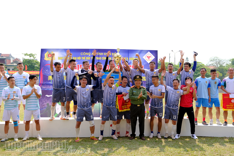 Công an huyện Mường Nhé giành giải Nhất nội dung bóng đá 7 người