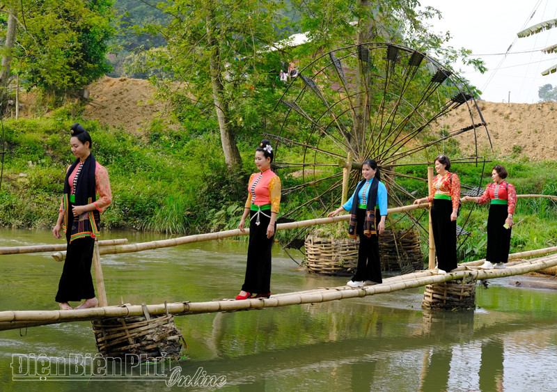 Gắn bảo tồn, phát huy giá trị văn hóa truyền thống với phát triển du lịch