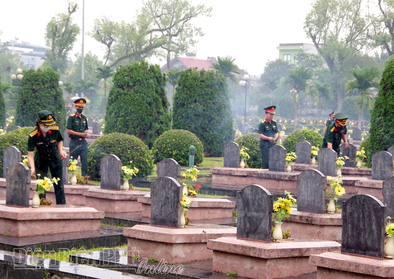 Hơn 200 cán bộ, chiến sĩ Bộ CHQS tỉnh dâng hương tại Nghĩa trang liệt sĩ A1