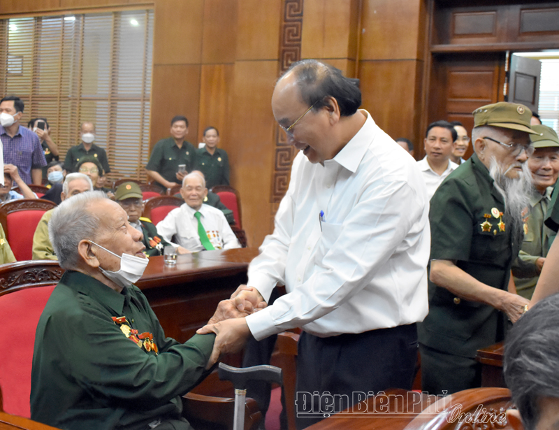 Chủ tịch nước Nguyễn Xuân Phúc thăm, tặng quà chiến sĩ Điện Biên